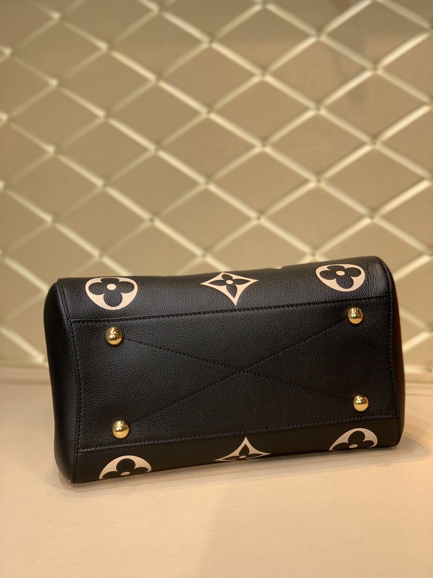l**is V*t*n montaigne mm-33*23*15cm