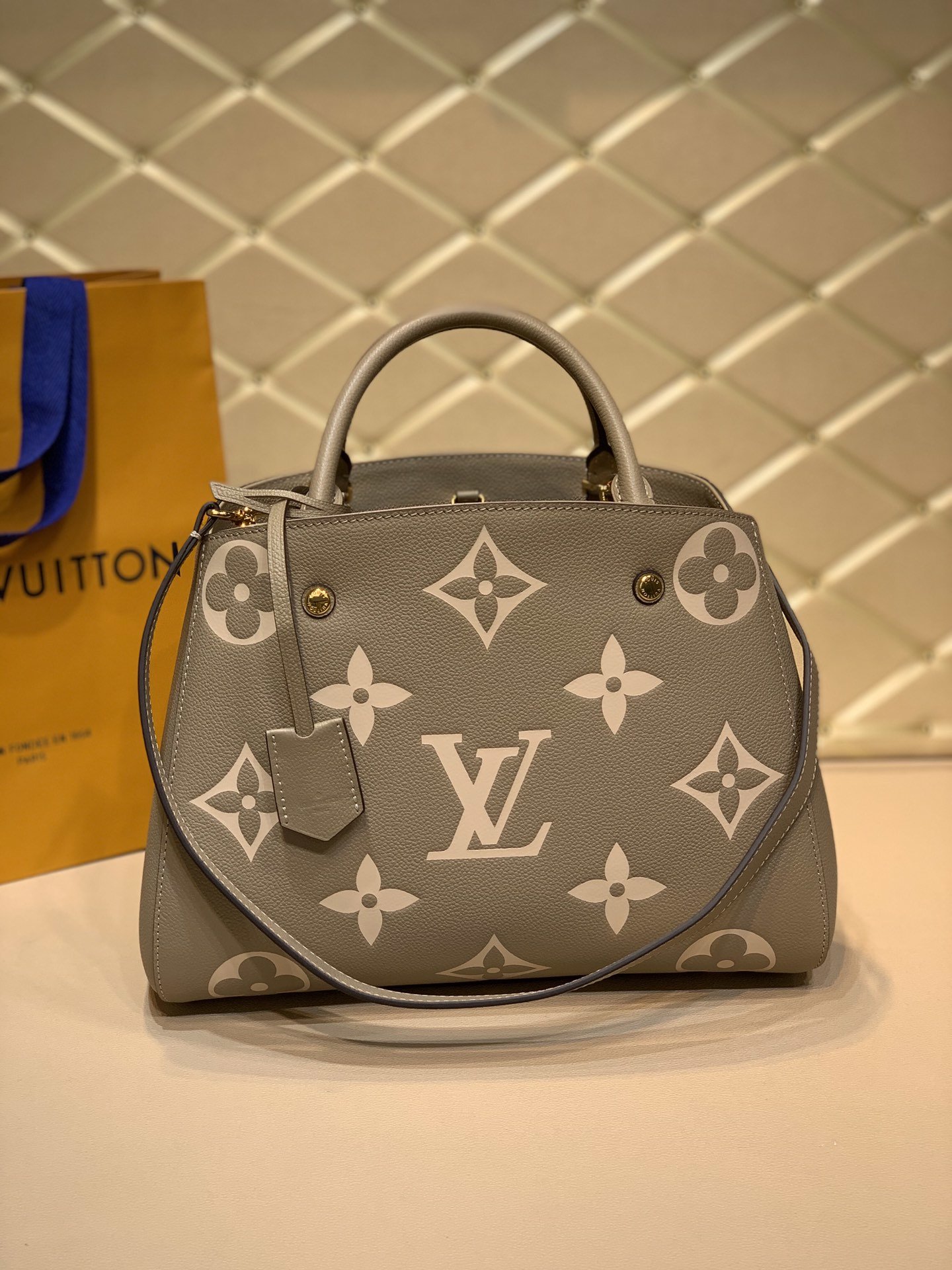 l**is V*t*n montaigne mm-33*23*15cm