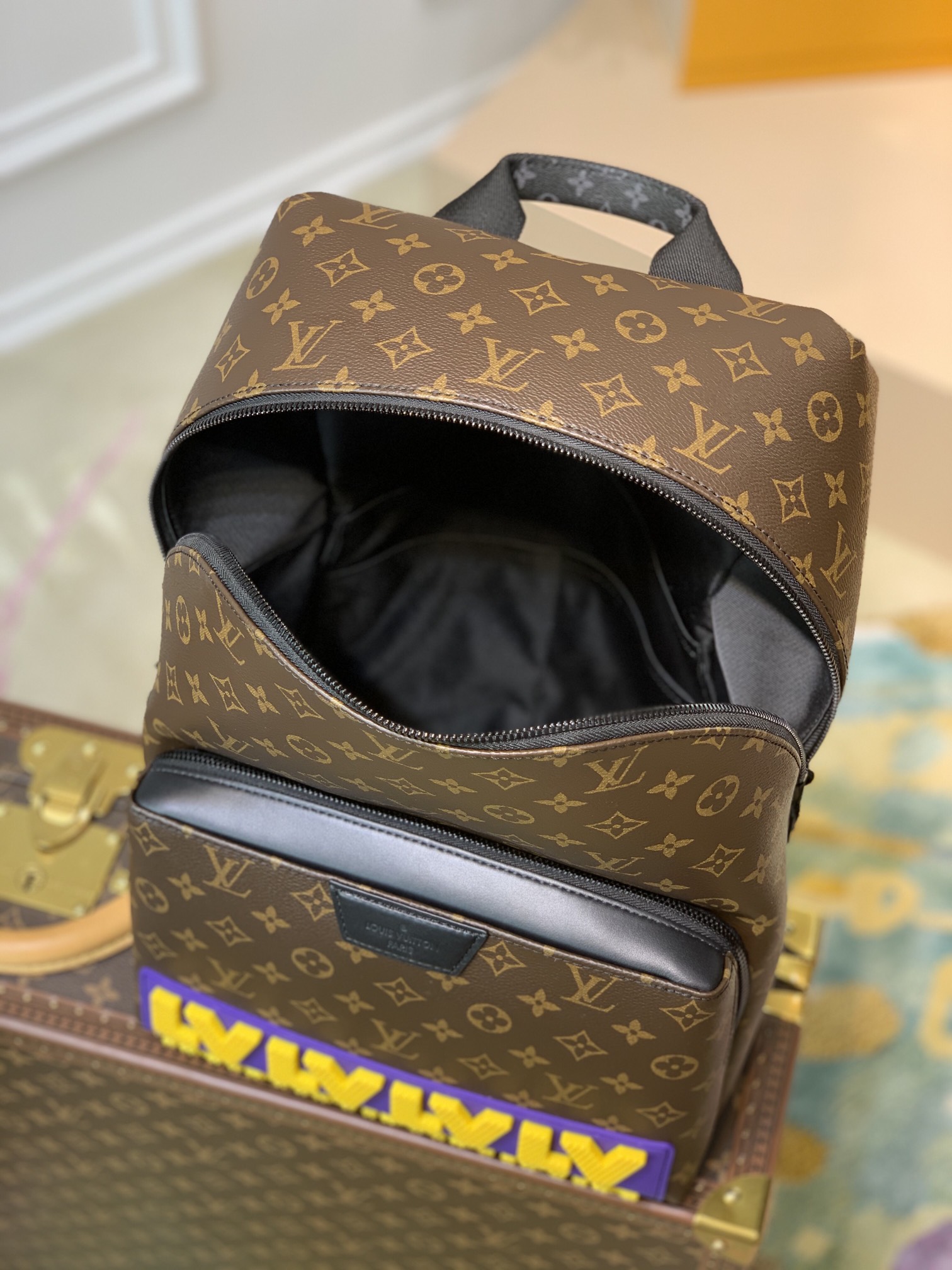 l**is V*t*n discovery backpsck-37*40*20 cm