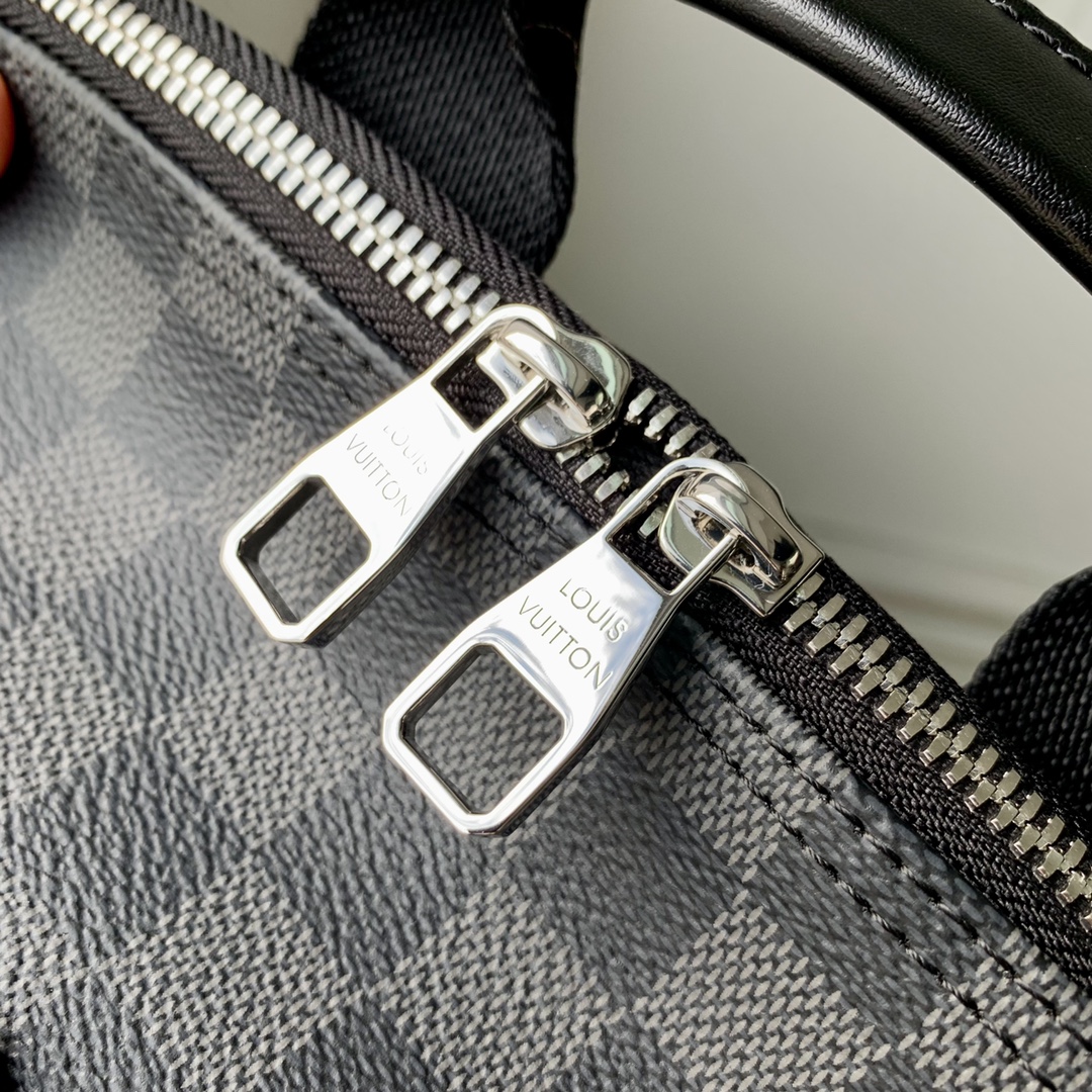 l**is V*t*n michael damier infini onyx backpsck-29*42*13cm