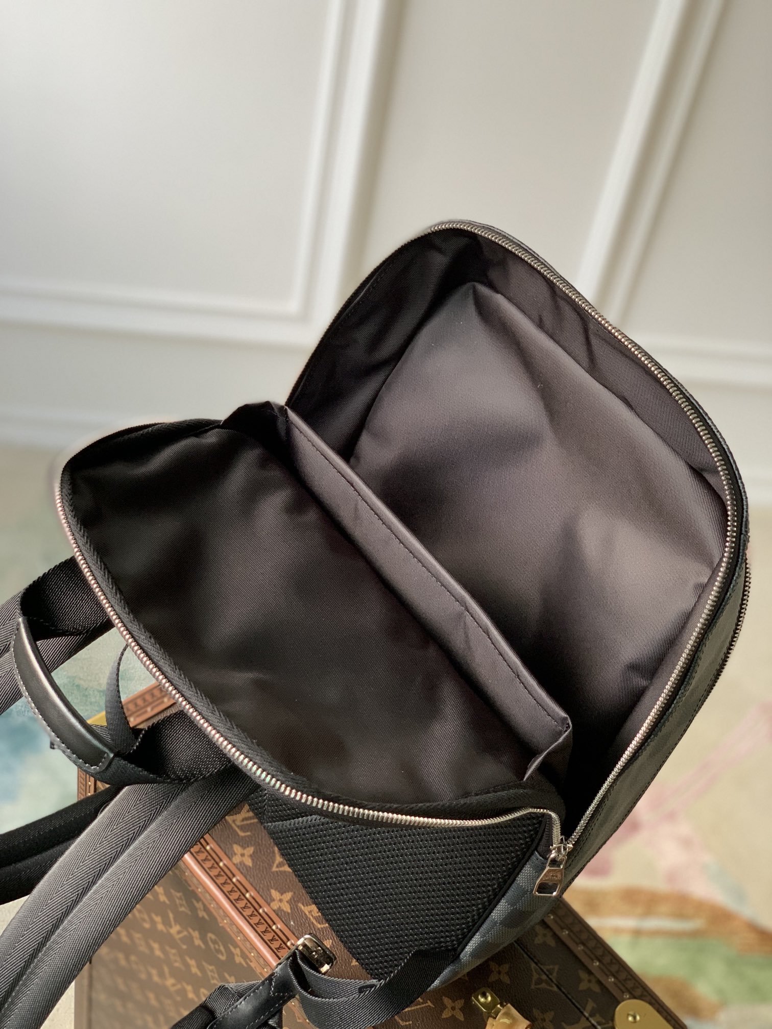 l**is V*t*n michael damier infini onyx backpsck-29*42*13cm