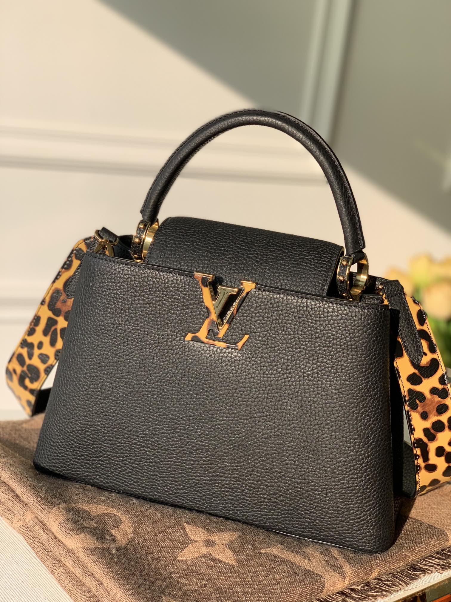 l**is V*t*n capucines bag-31.5*20*11cm