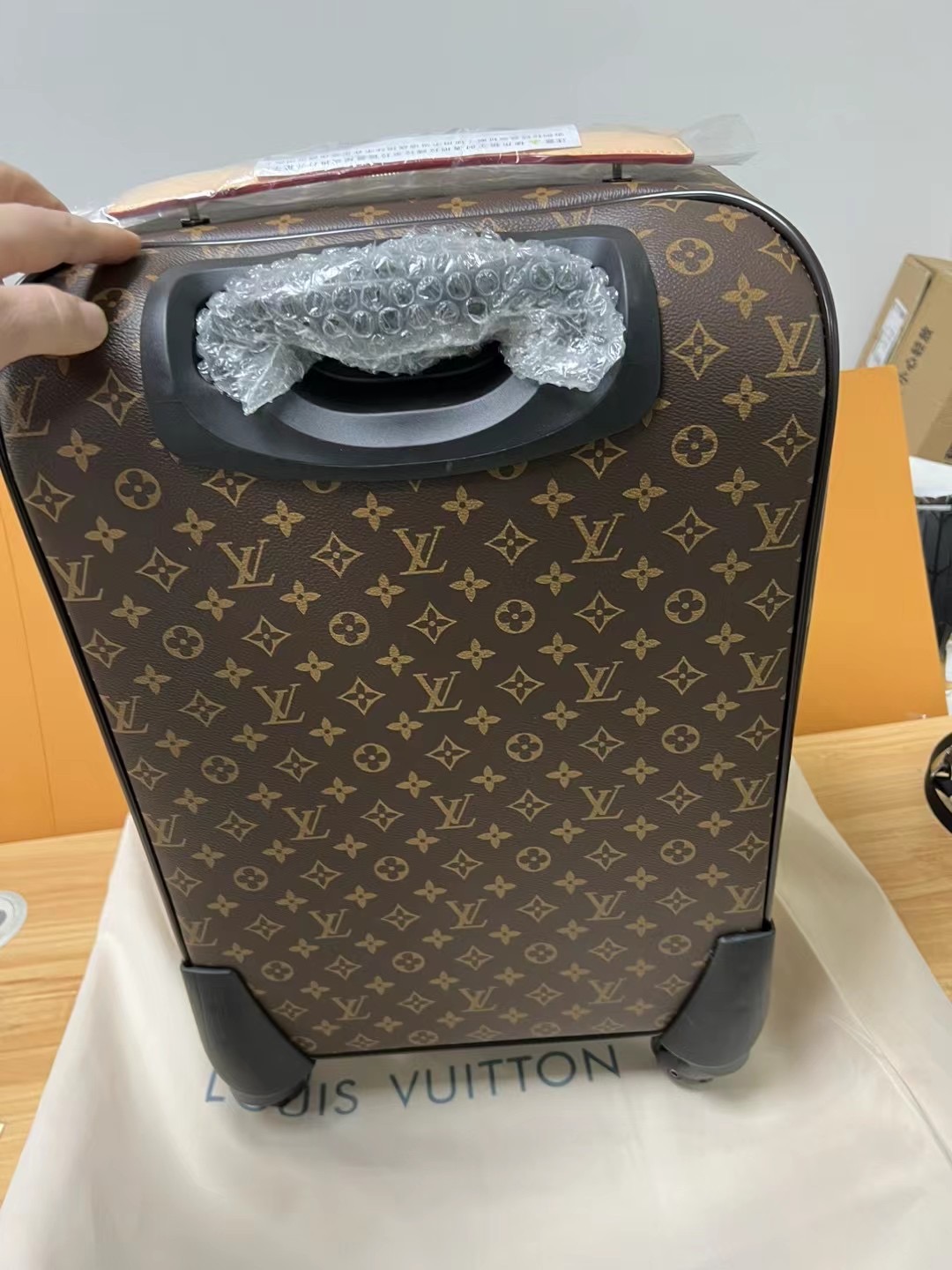 l**is V*t*n horizon 55-38*55*21cm
