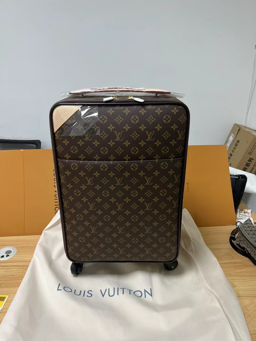 l**is V*t*n horizon 55-38*55*21cm