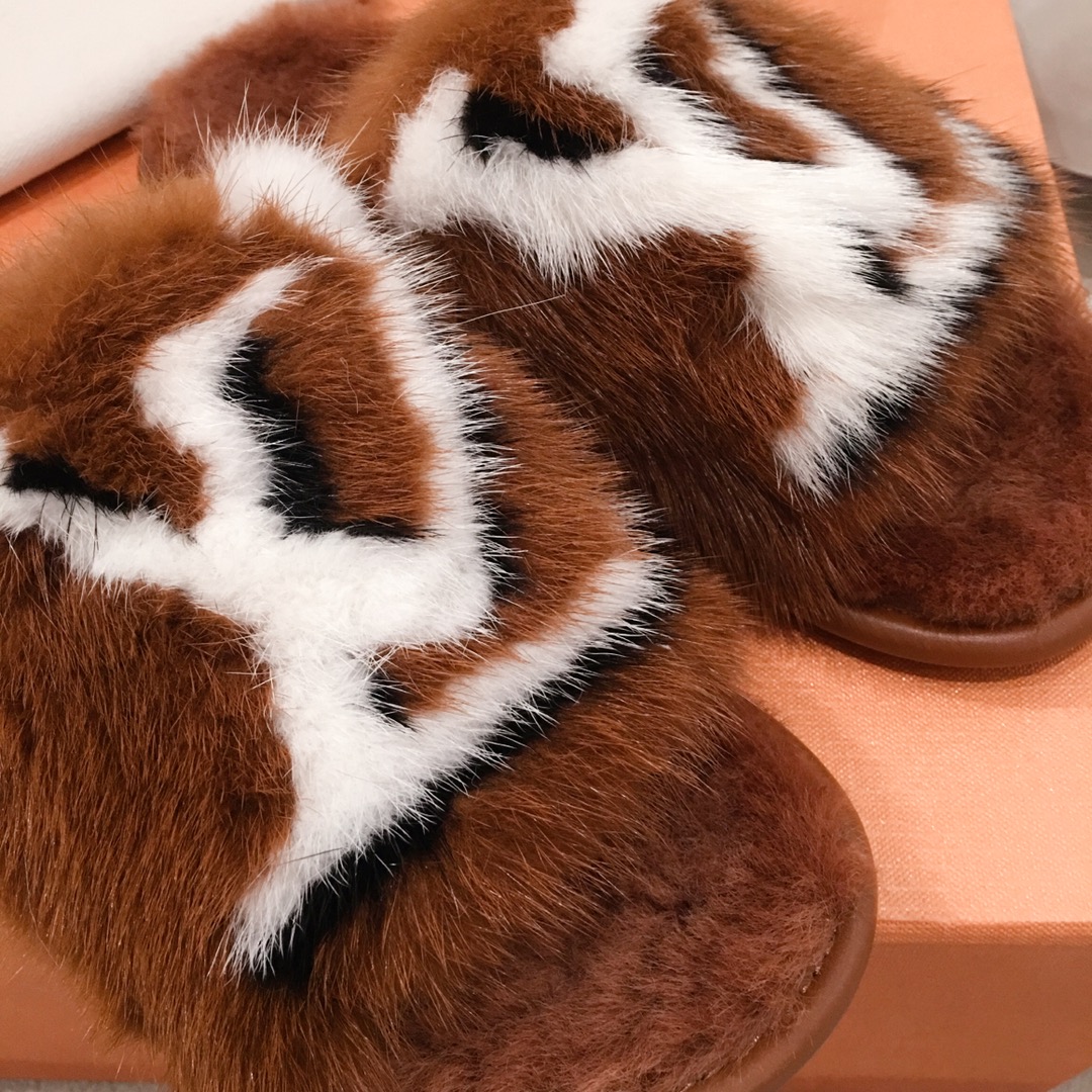 l**is V*t*n slippers