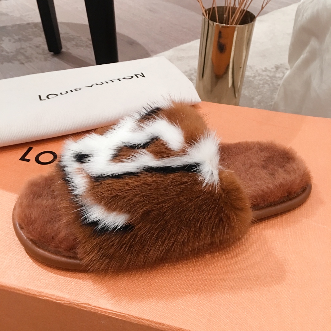 l**is V*t*n slippers