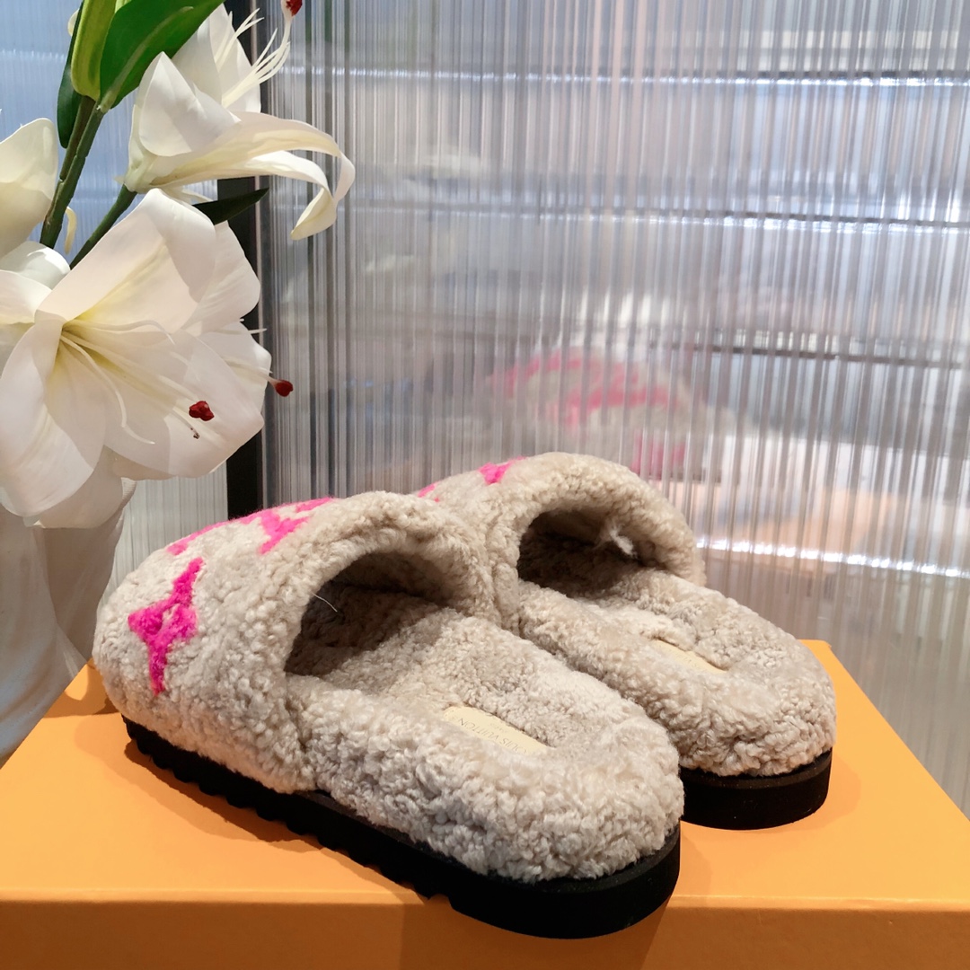 l**is V*t*n slippers