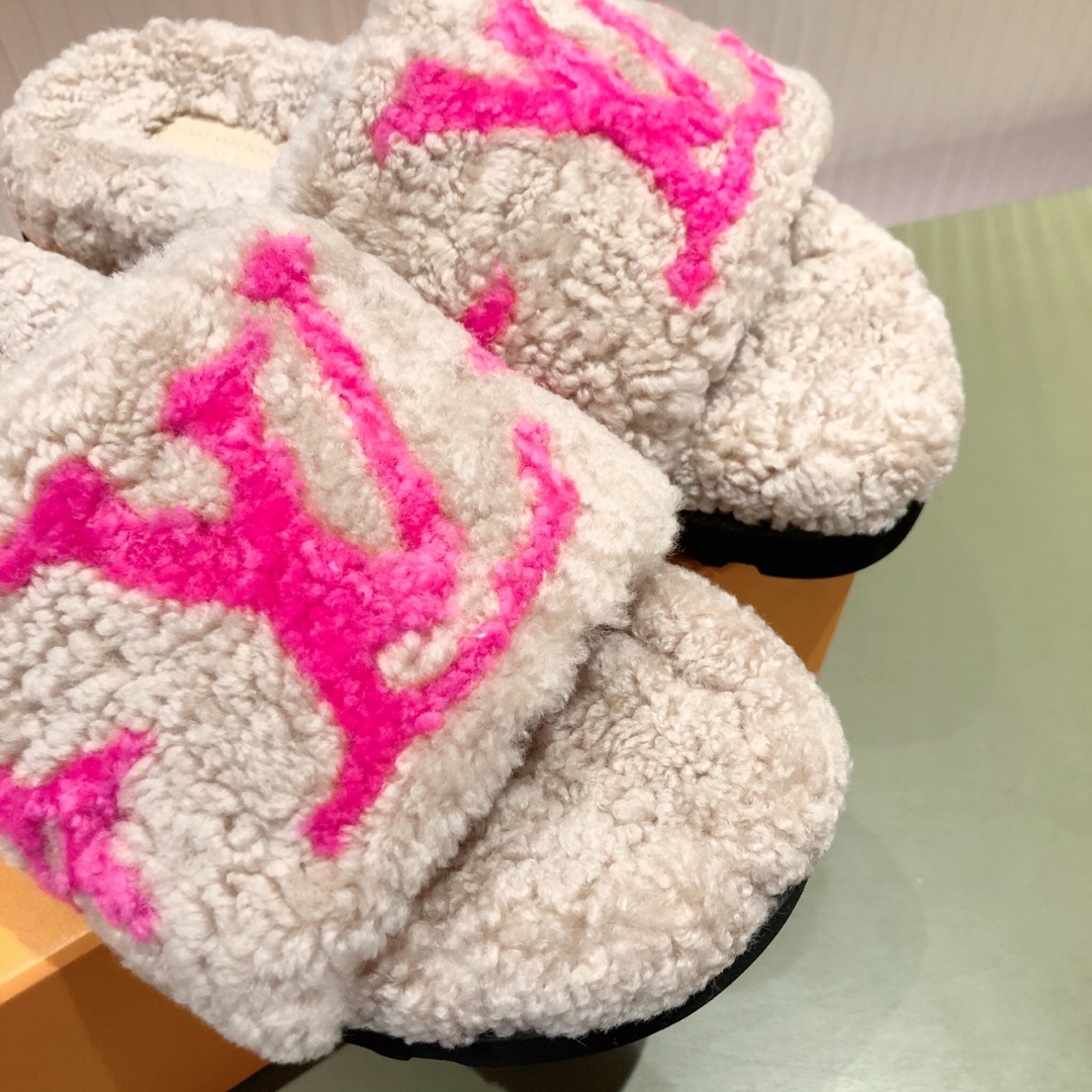 l**is V*t*n slippers