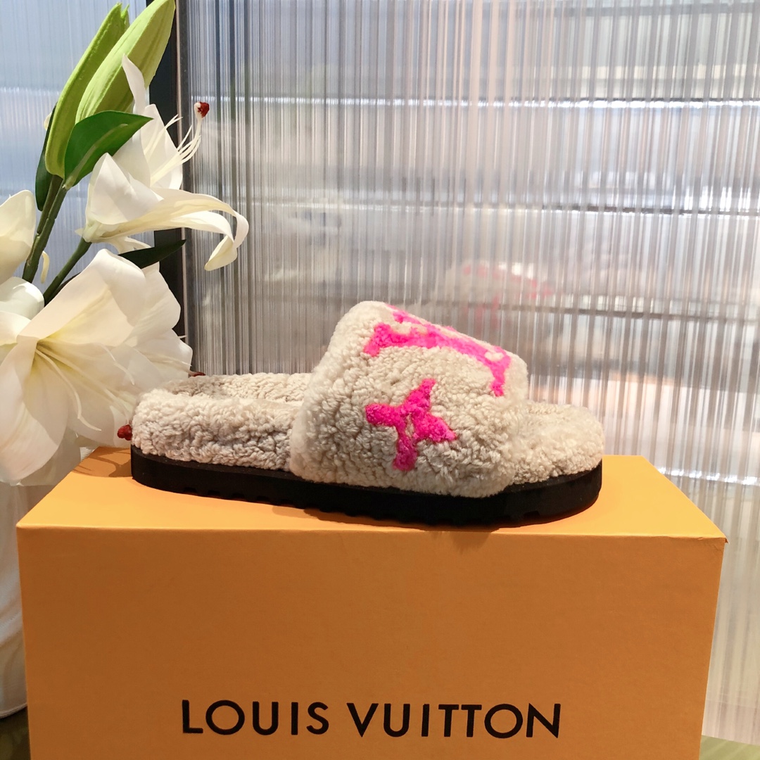 l**is V*t*n slippers