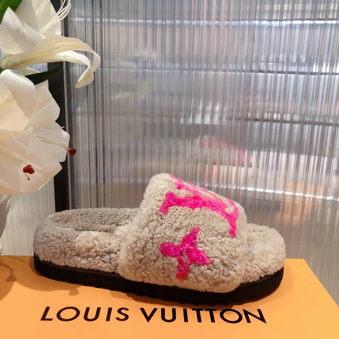 l**is V*t*n slippers