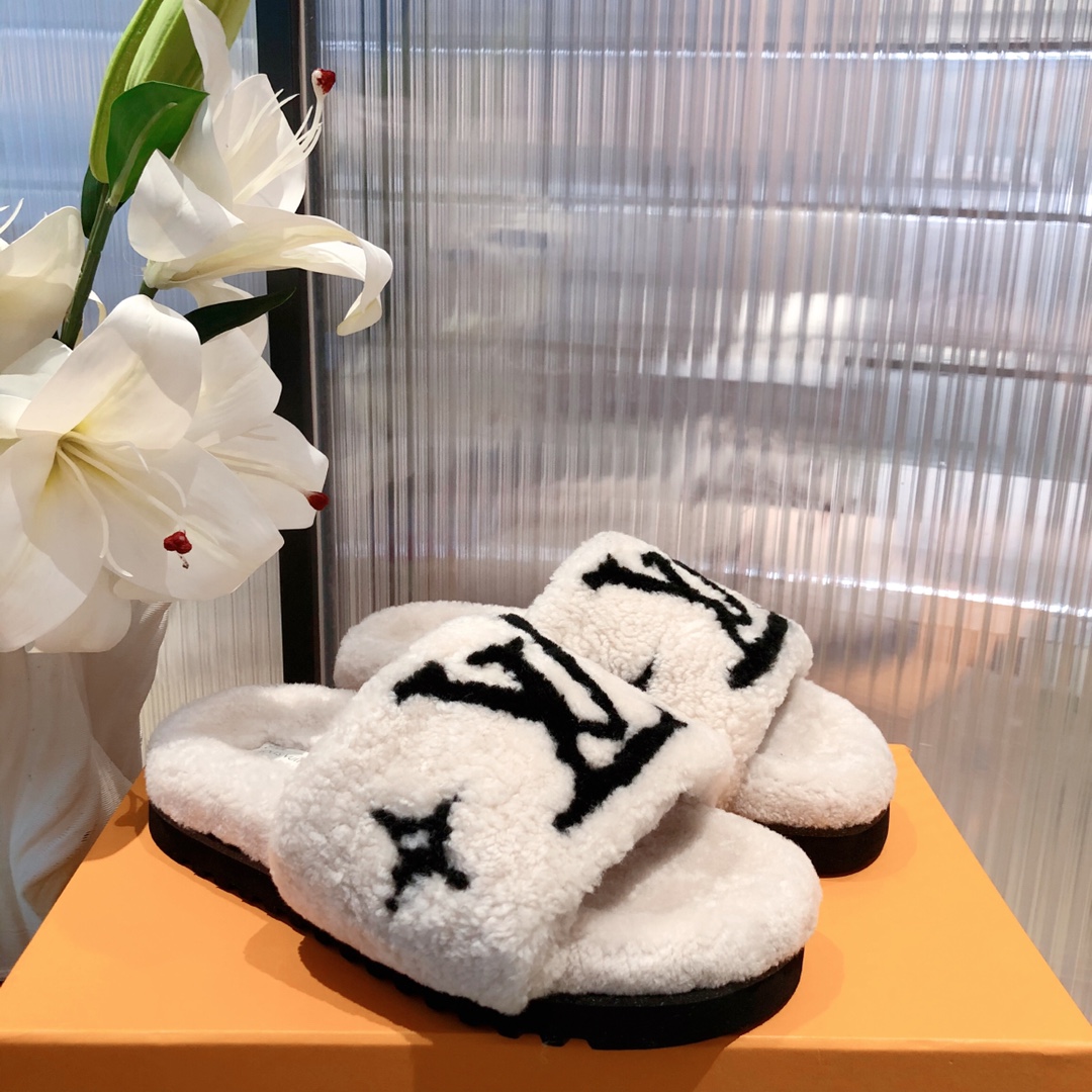l**is V*t*n slippers