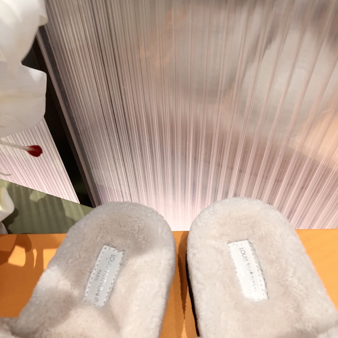 l**is V*t*n slippers