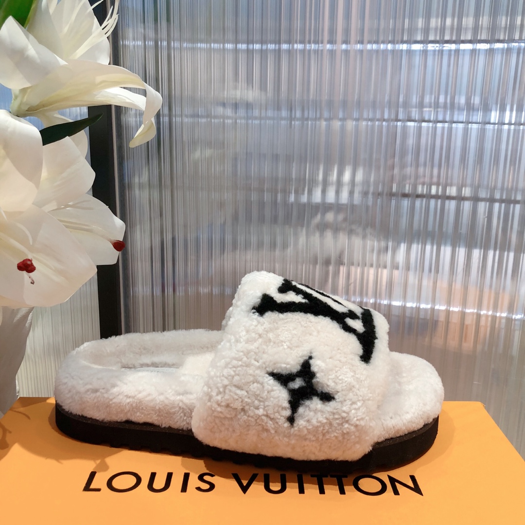 l**is V*t*n slippers