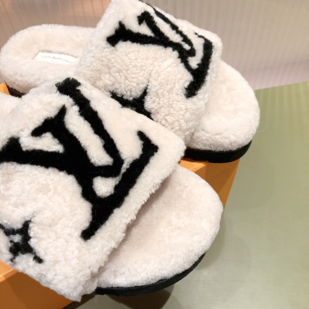 l**is V*t*n slippers