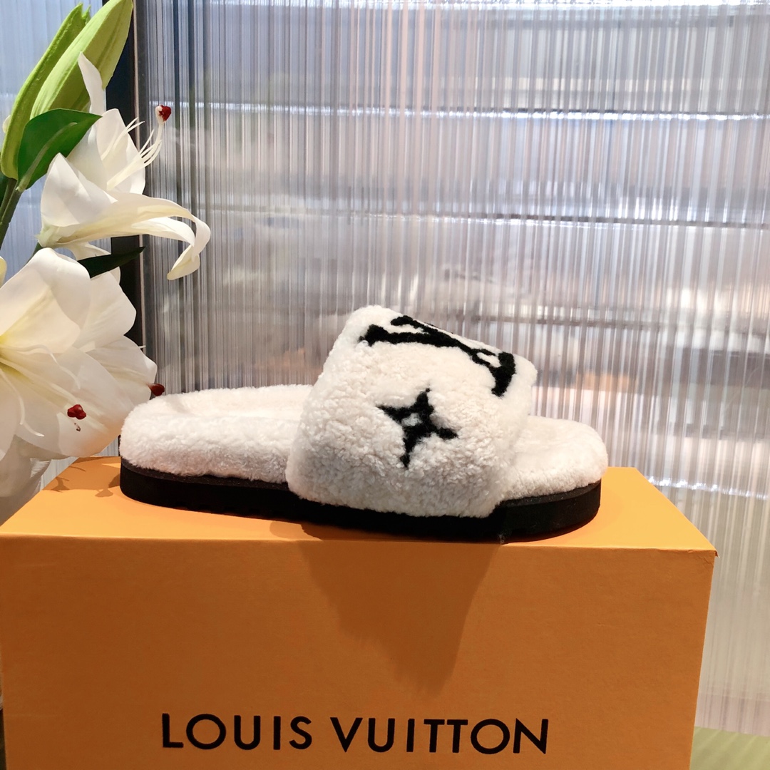 l**is V*t*n slippers