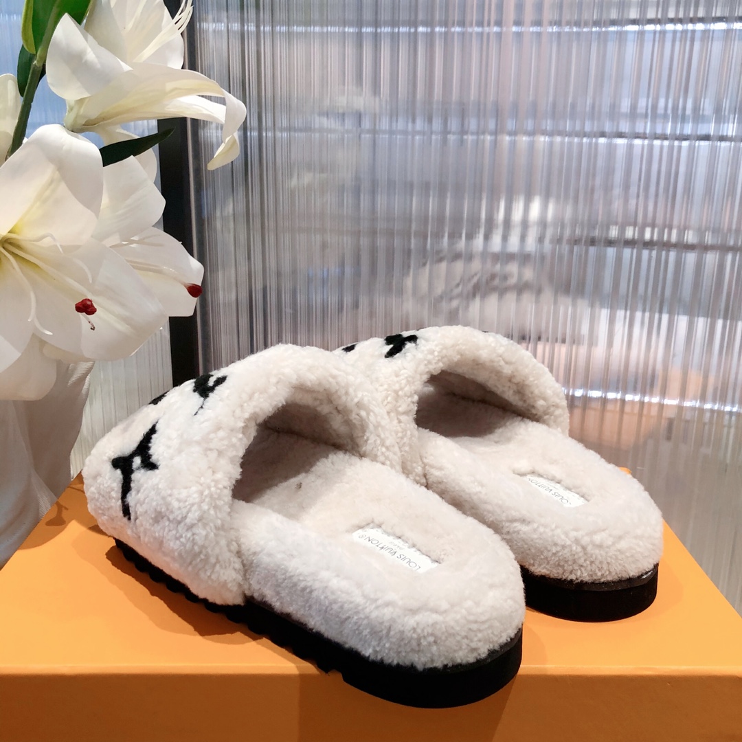 l**is V*t*n slippers