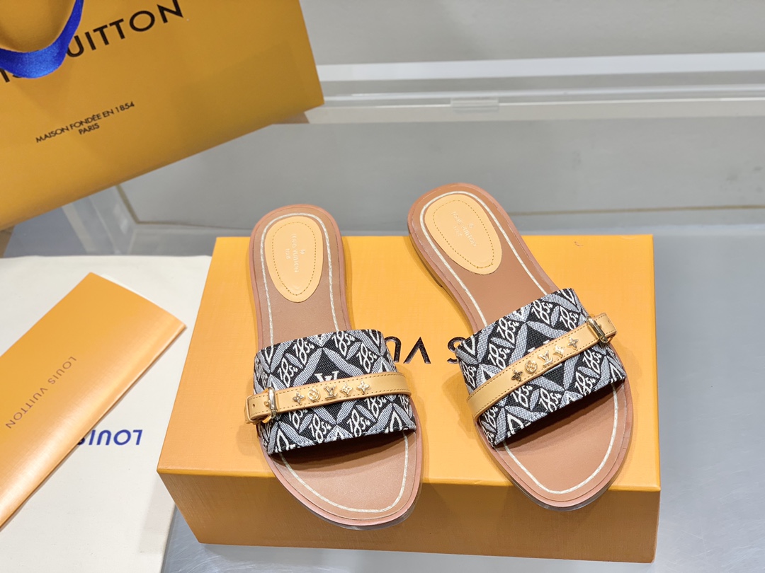 l**is V*t*n slippers