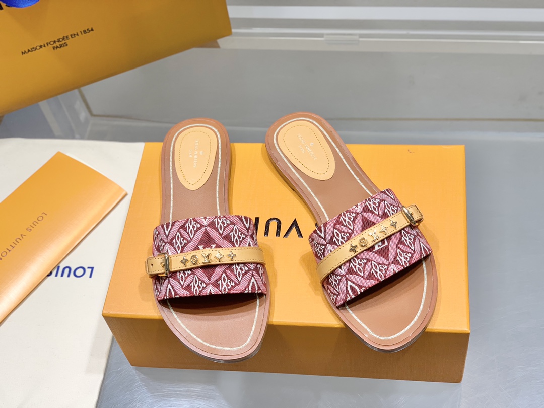 l**is V*t*n slippers