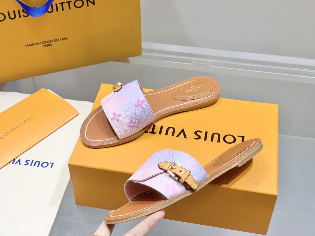 l**is V*t*n slippers
