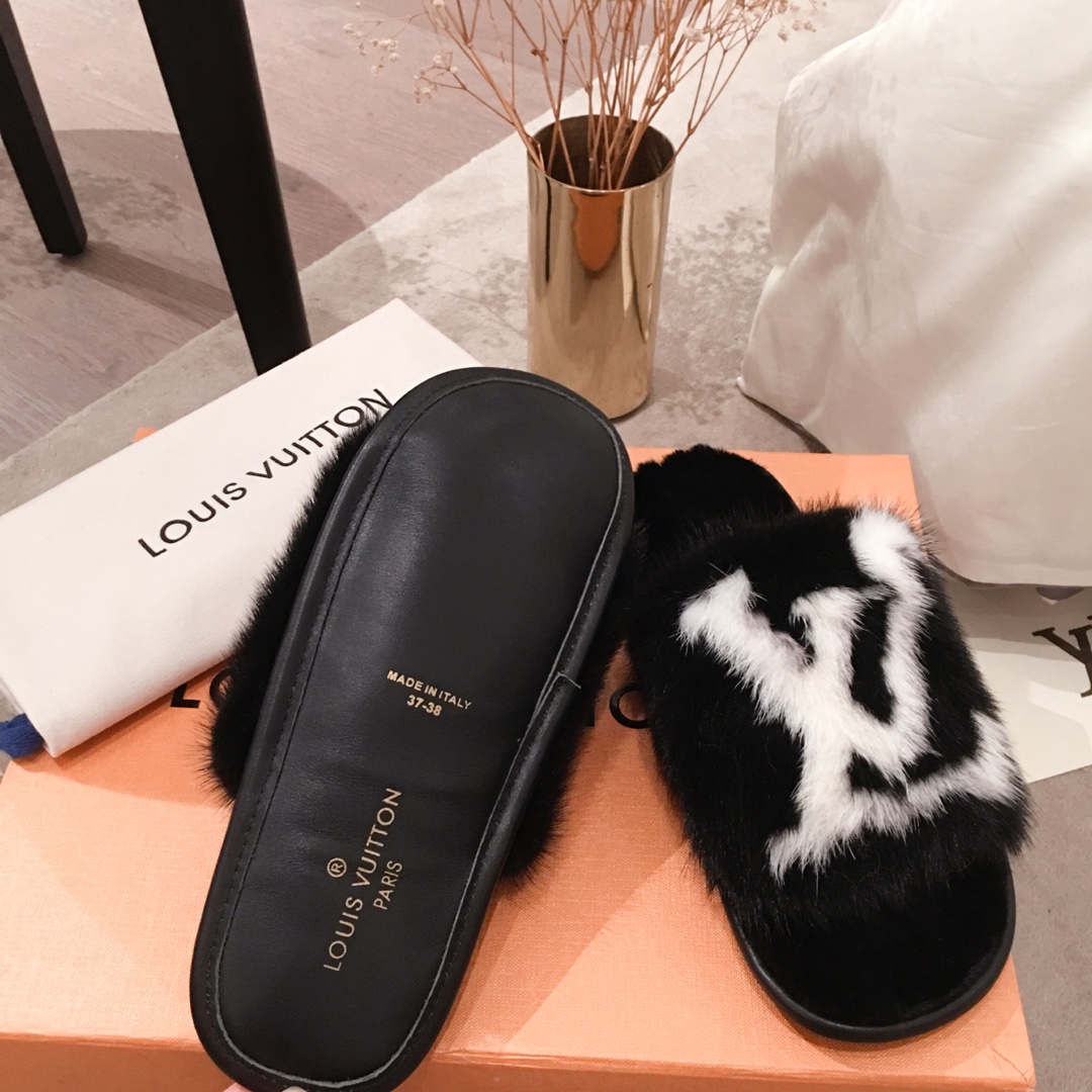 l**is V*t*n slippers