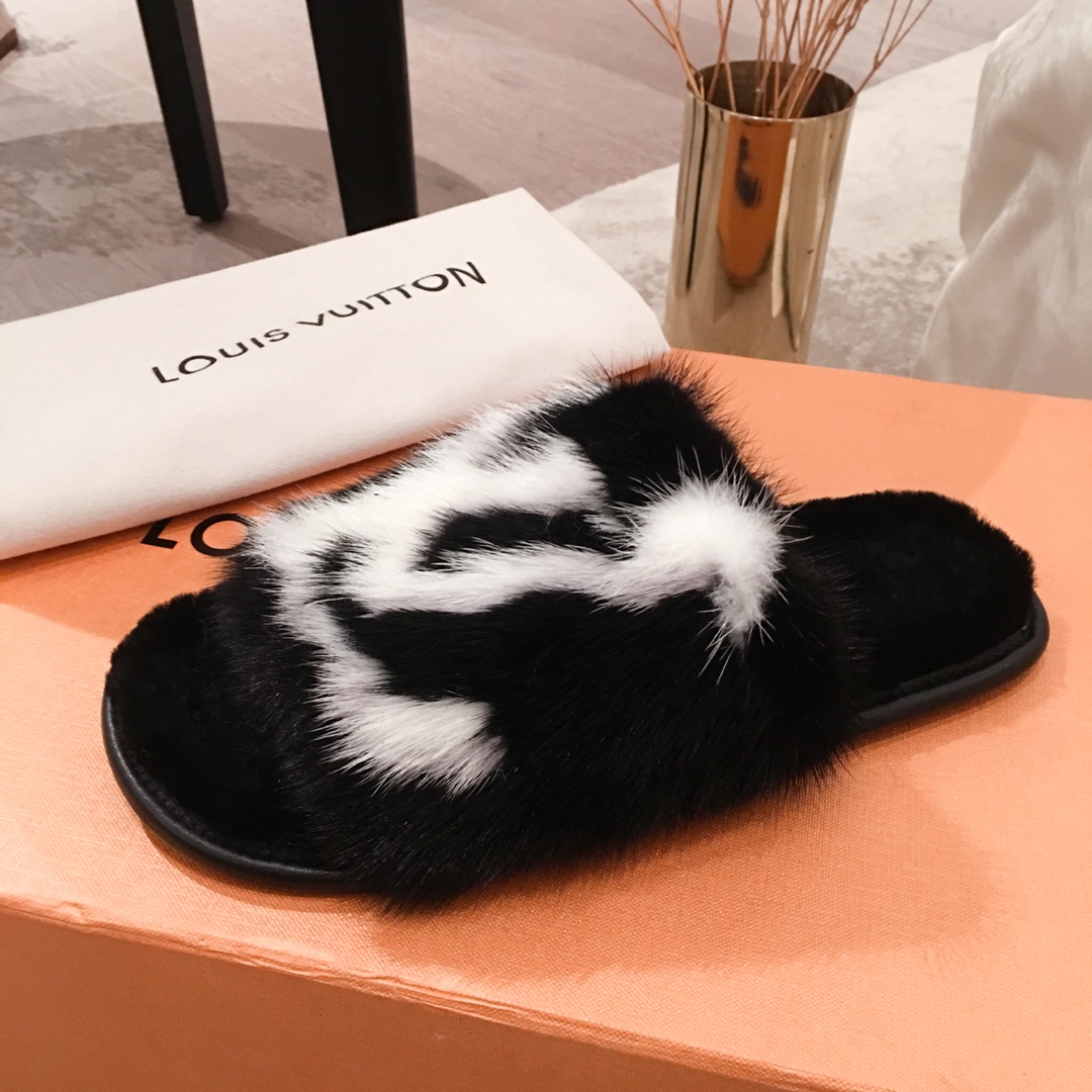 l**is V*t*n slippers