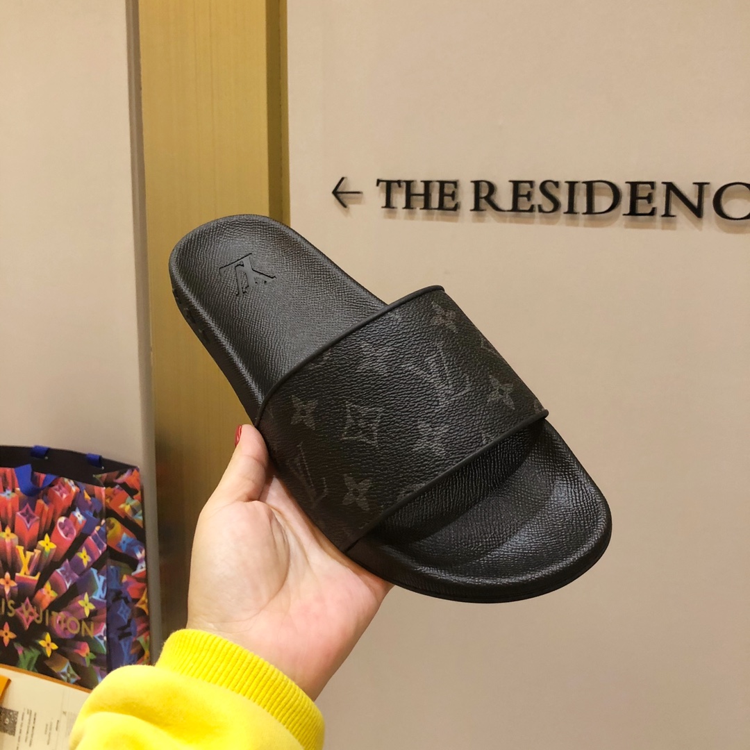 l**is V*t*n slippers