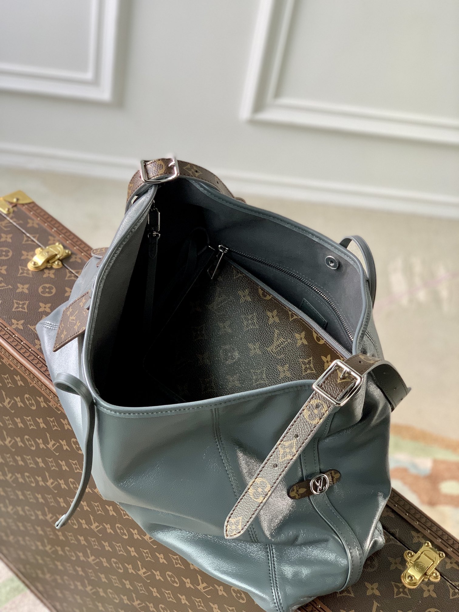 l**is V*t*n carryall dark bag-m12583-39 x 30 x 15cm