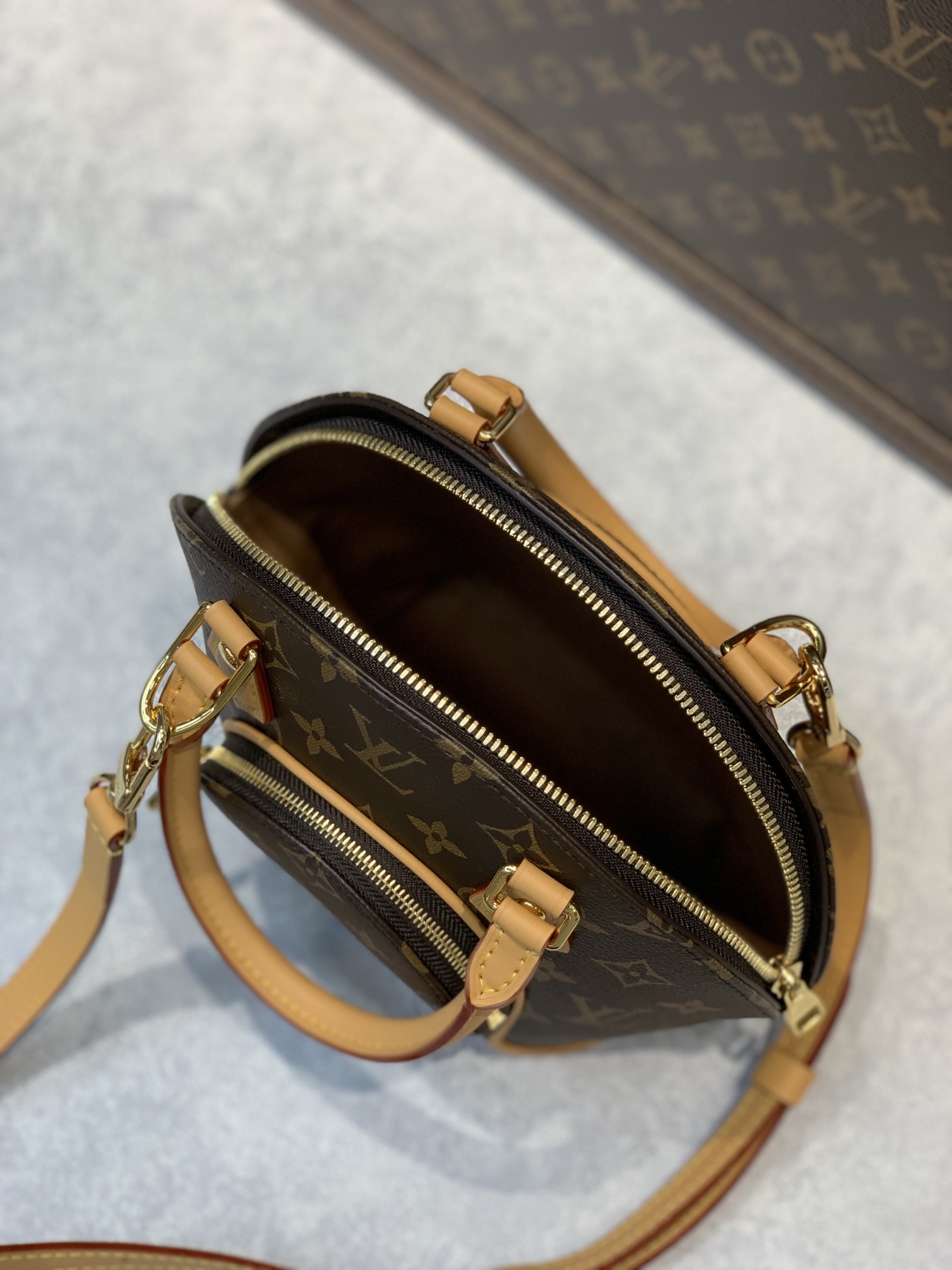l**is V*t*n m20752 ellipse bb -22.5*19.5*10cm