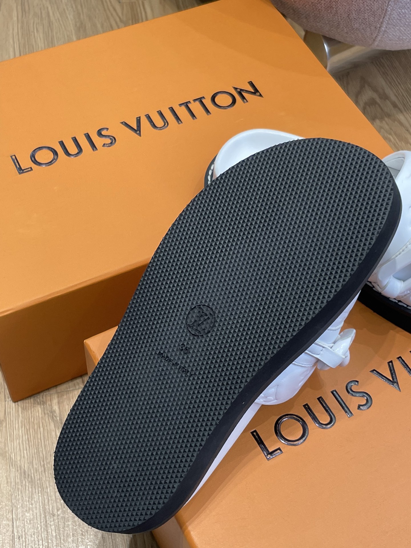 l**is V*t*n 2022ss sandals