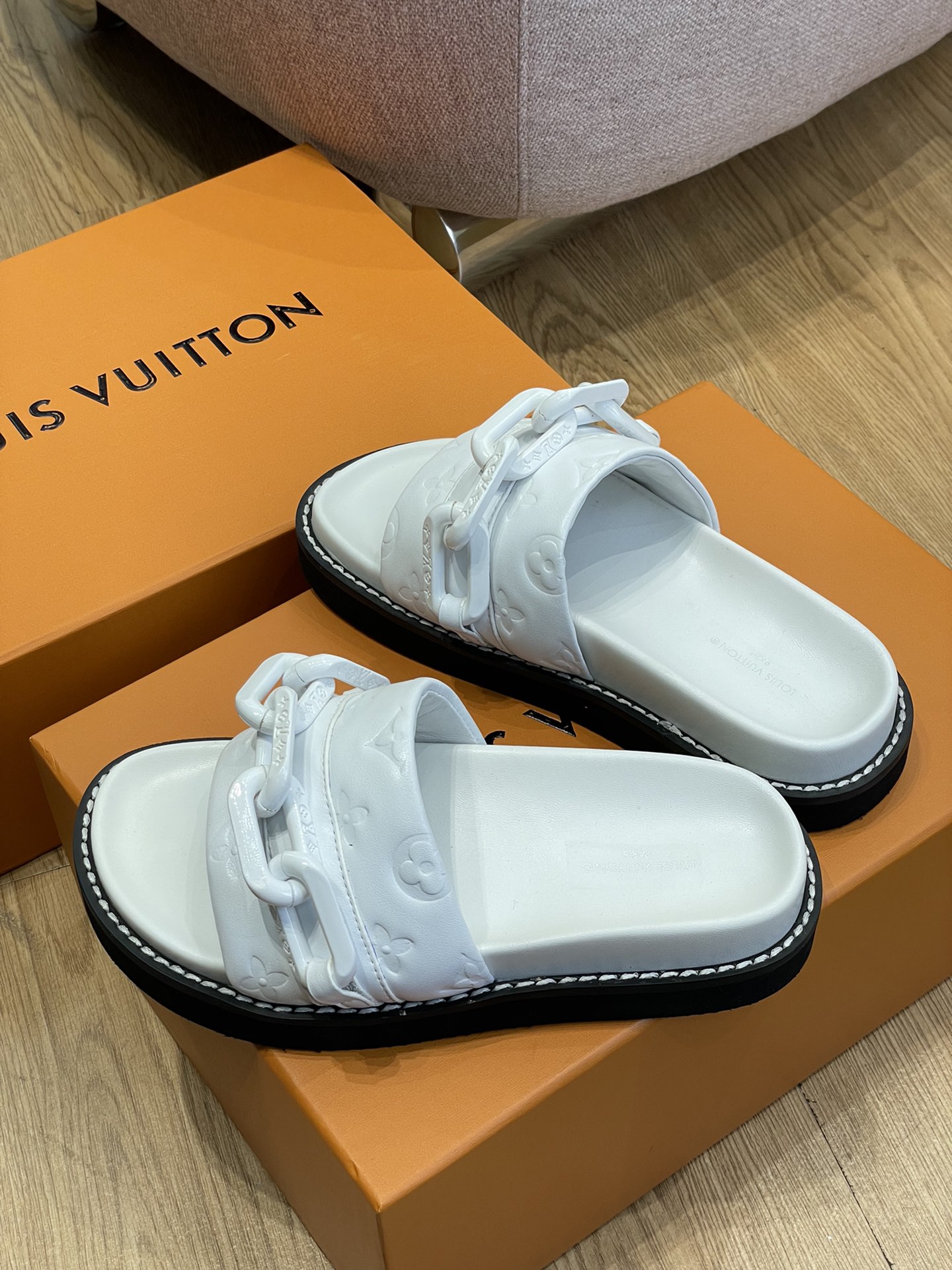 l**is V*t*n 2022ss sandals