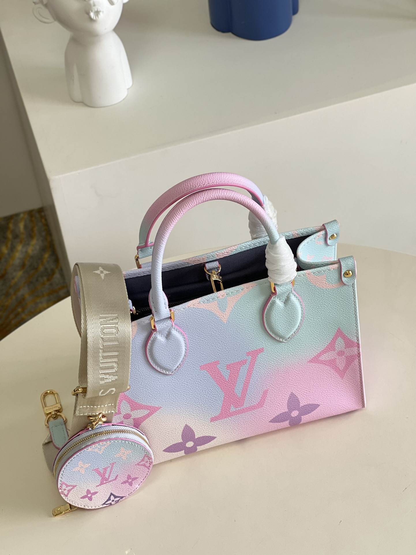l**is V*t*n onthego handbag-25*19*11.5 cm