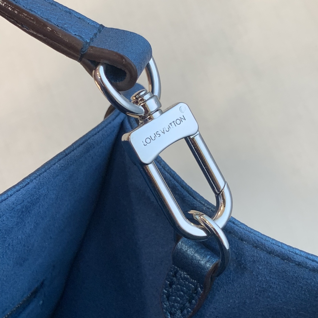 l**is V*t*n onthego handbag-25*19*11cm