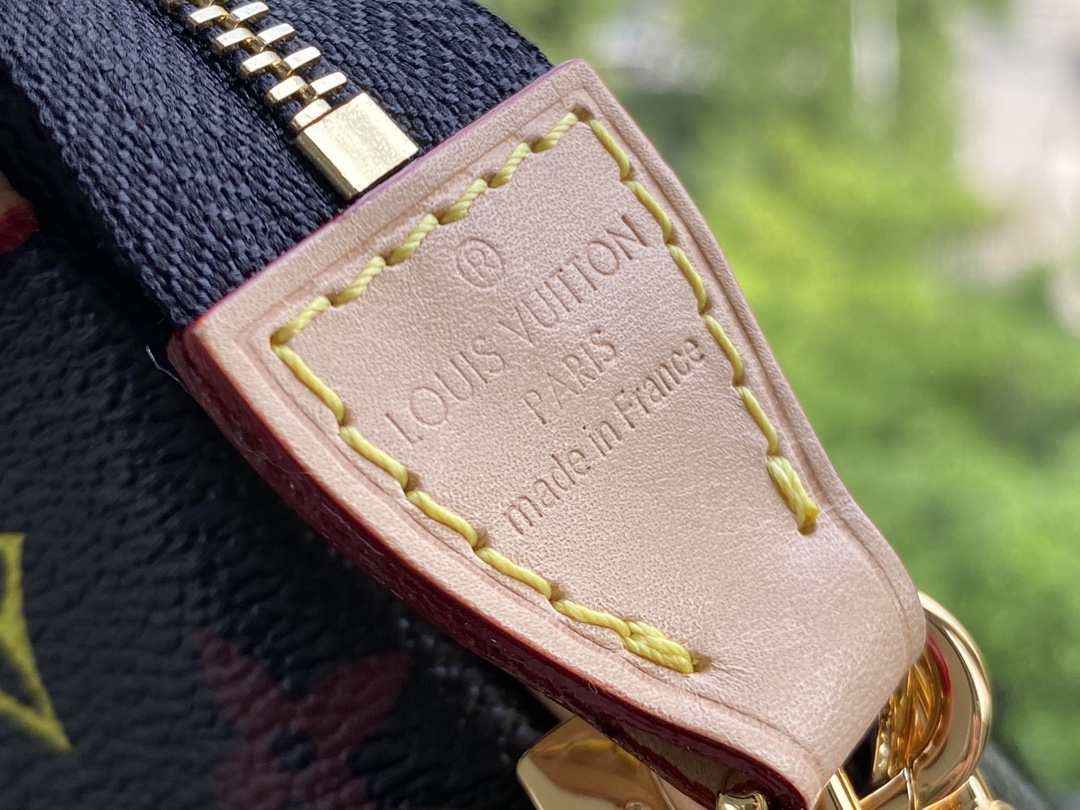 l**is V*t*n pochette accessories-21*13*3cm