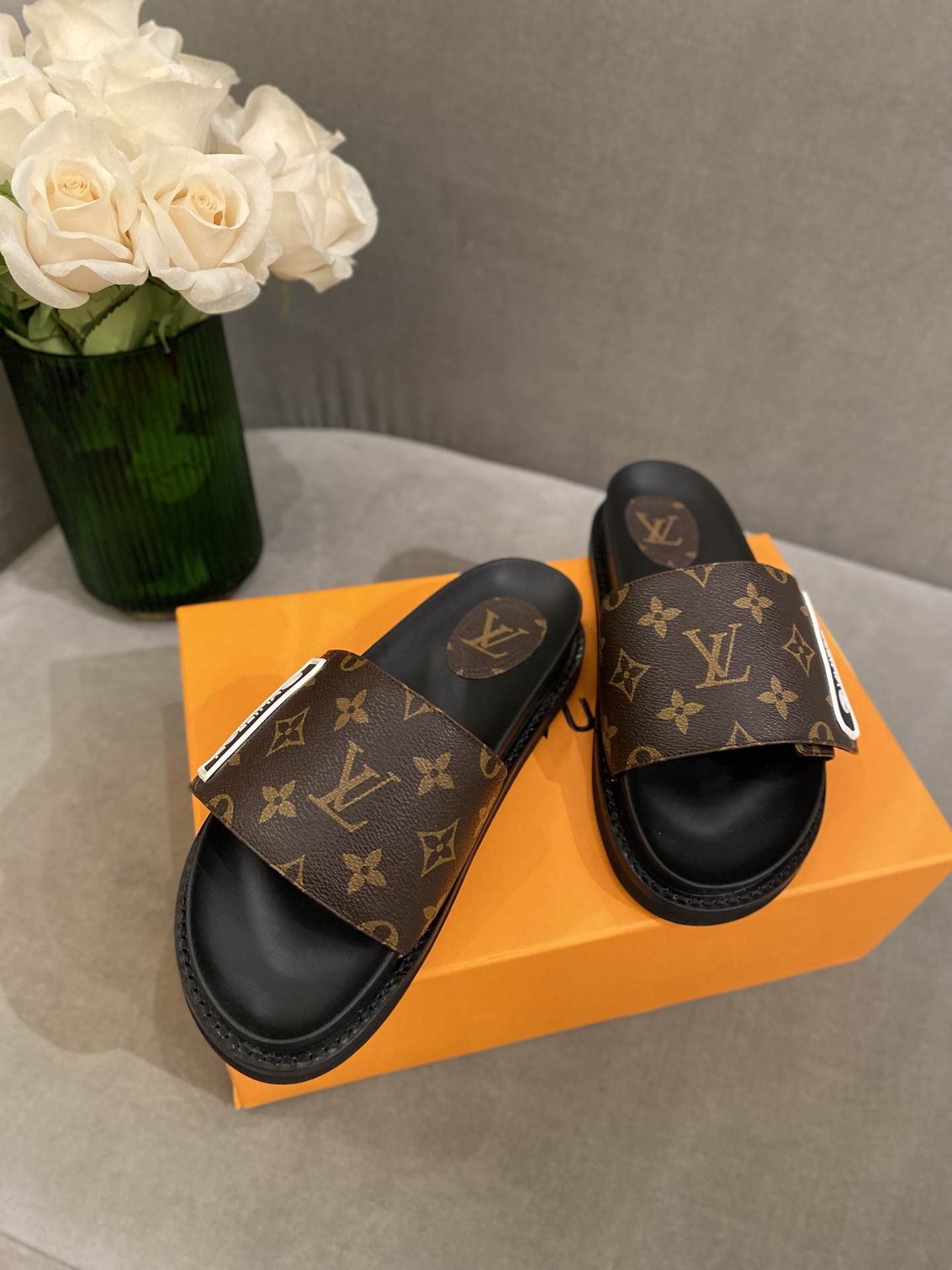 l**is V*t*n sandals