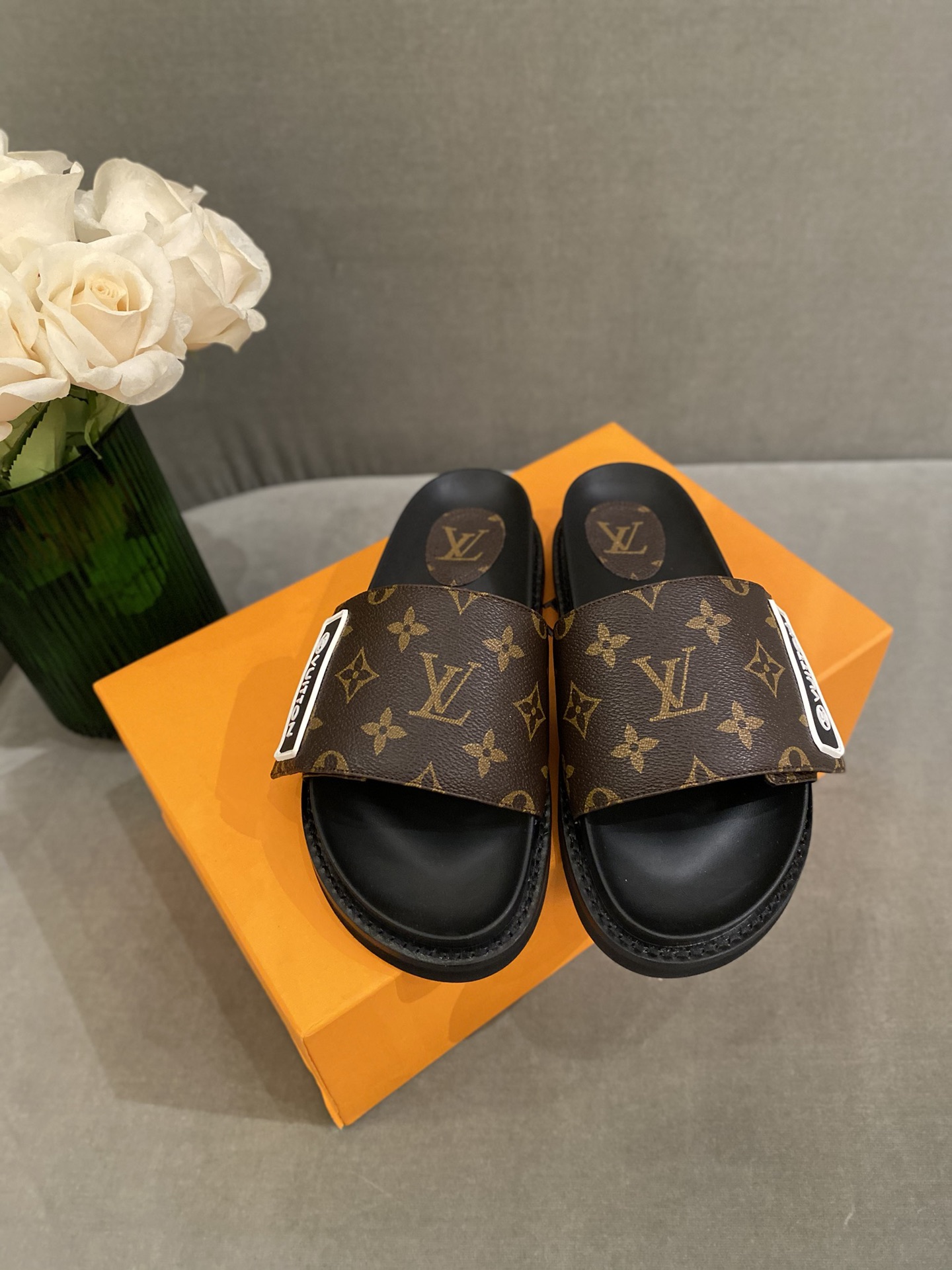 l**is V*t*n sandals