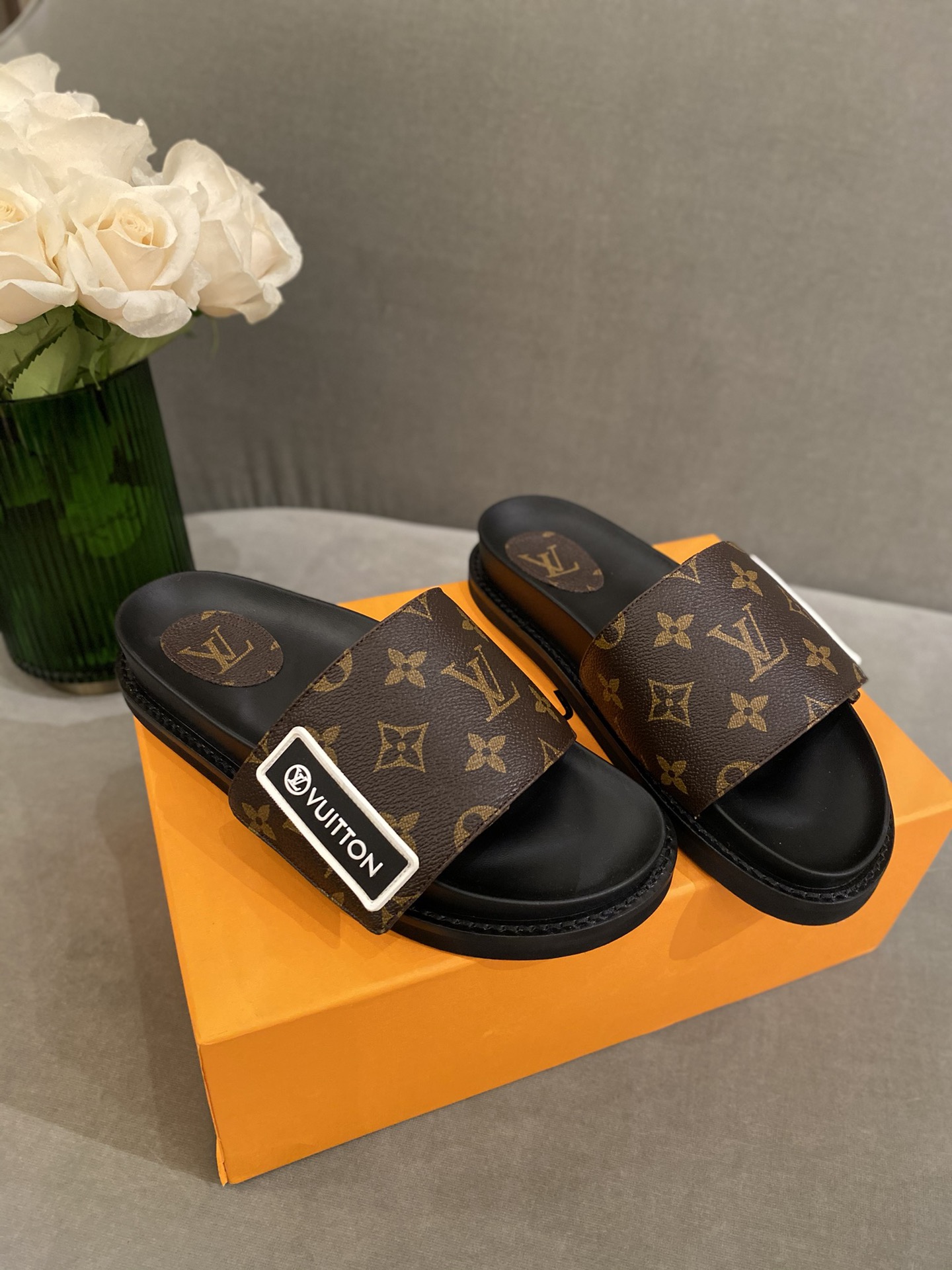 l**is V*t*n sandals