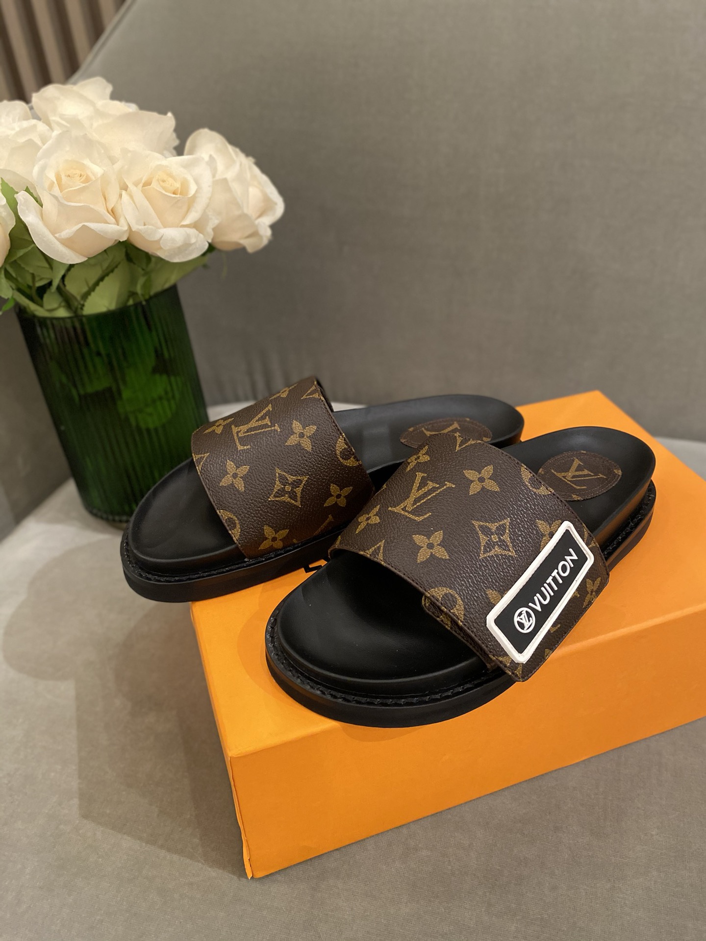 l**is V*t*n sandals