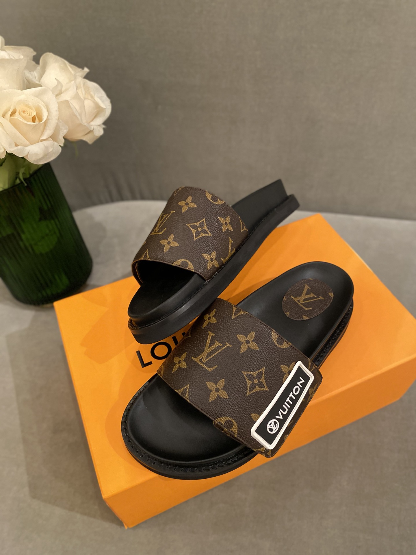 l**is V*t*n sandals