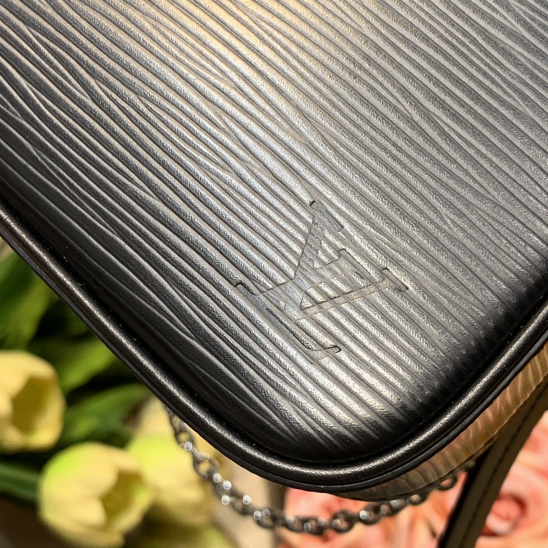 l**is V*t*n easy pouch on strap-19*11.5*3cm