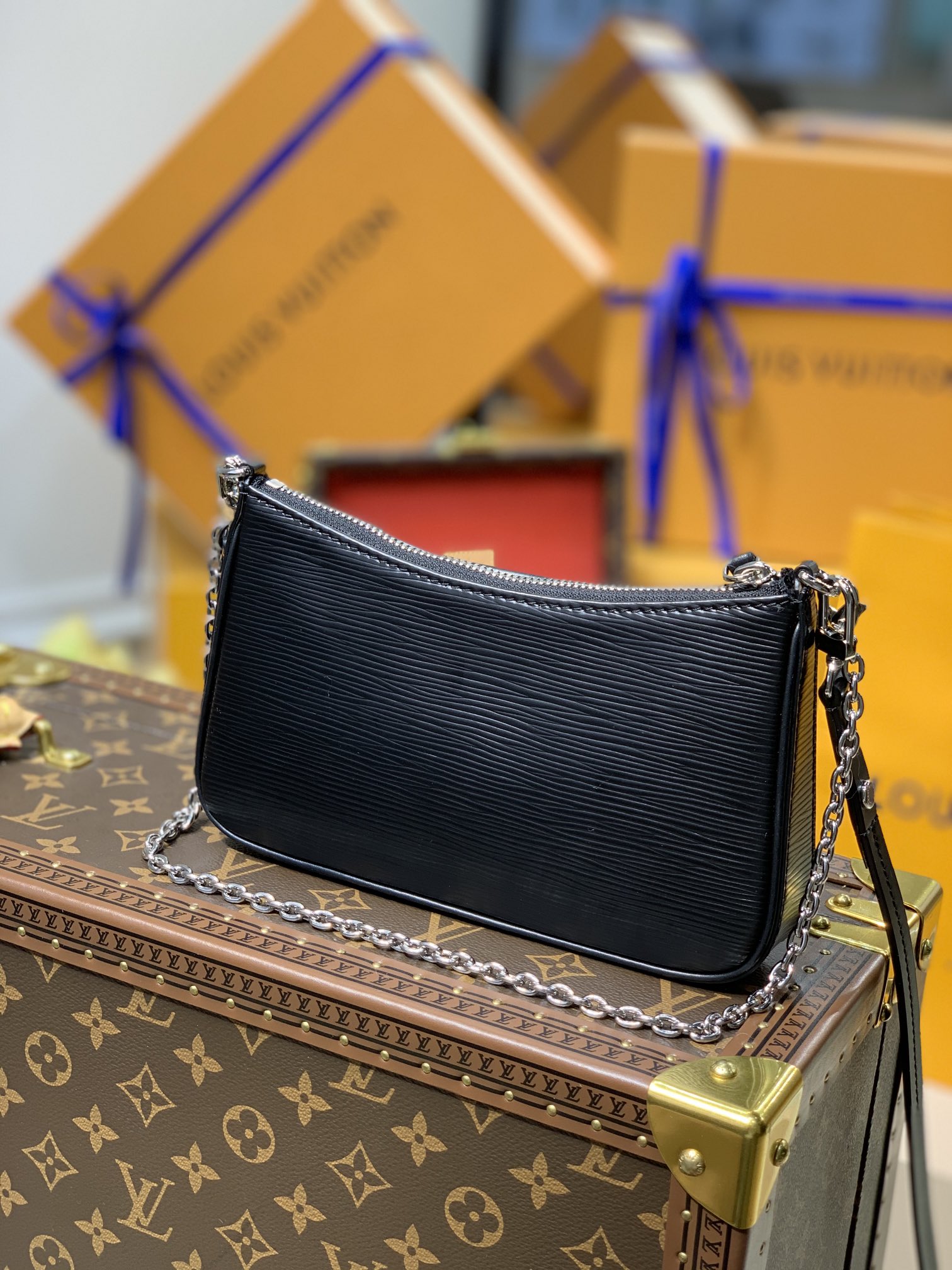 l**is V*t*n easy pouch on strap-19*11.5*3cm