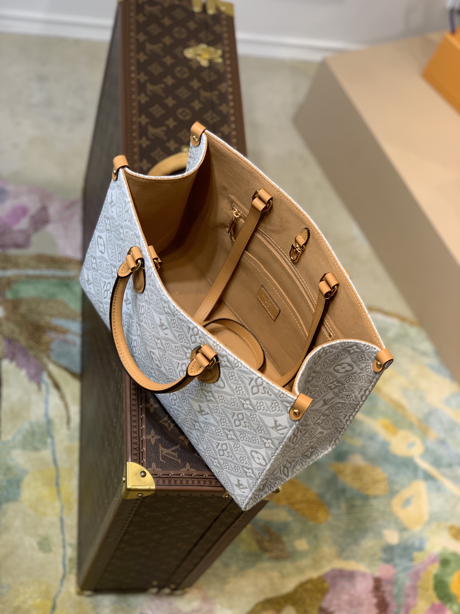 l**is V*t*n onthego handbag-35*27*14cm