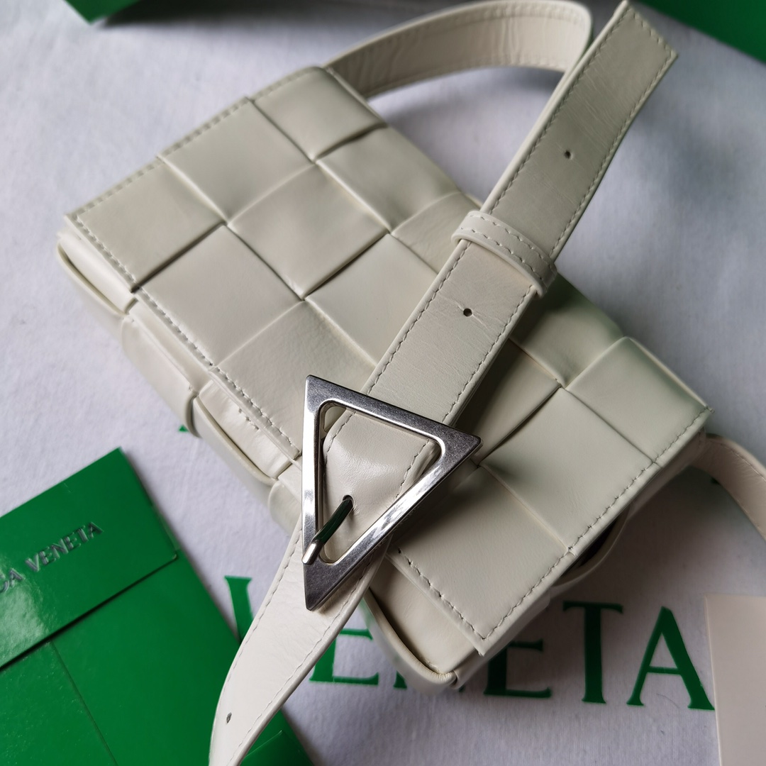 Bo*te*ga ve*ne*ta cassette bag-17.5x10.5x3.5cm