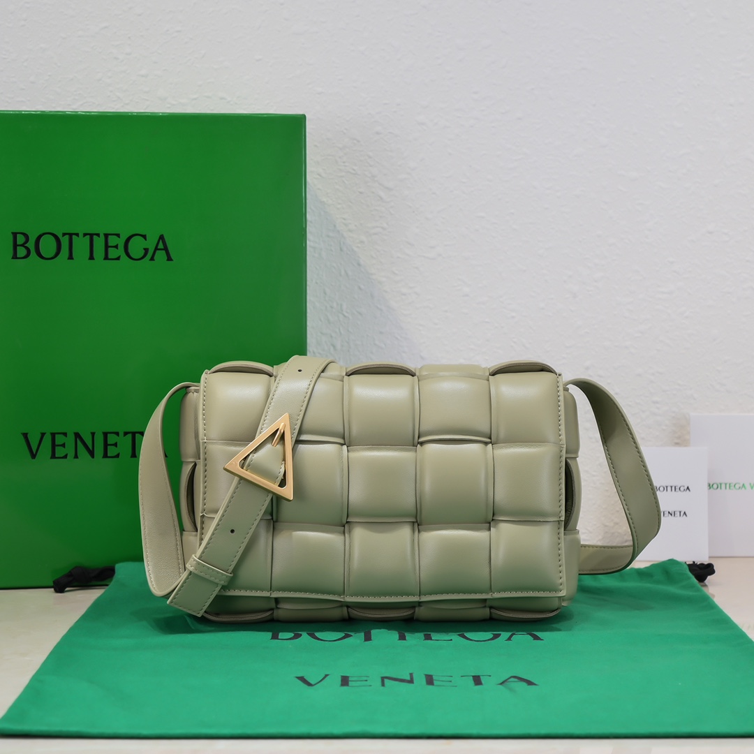 Bo*te*ga ve*ne*ta padded cassette bag-26*18*8cm