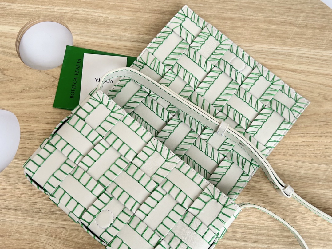 Bo*te*ga ve*ne*ta cassette bag-23x15x6cm