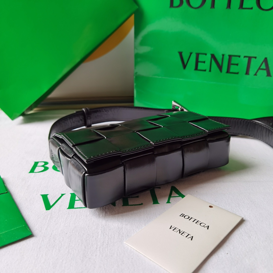 Bo*te*ga ve*ne*ta cassette bag-17.5x10.5x3.5cm