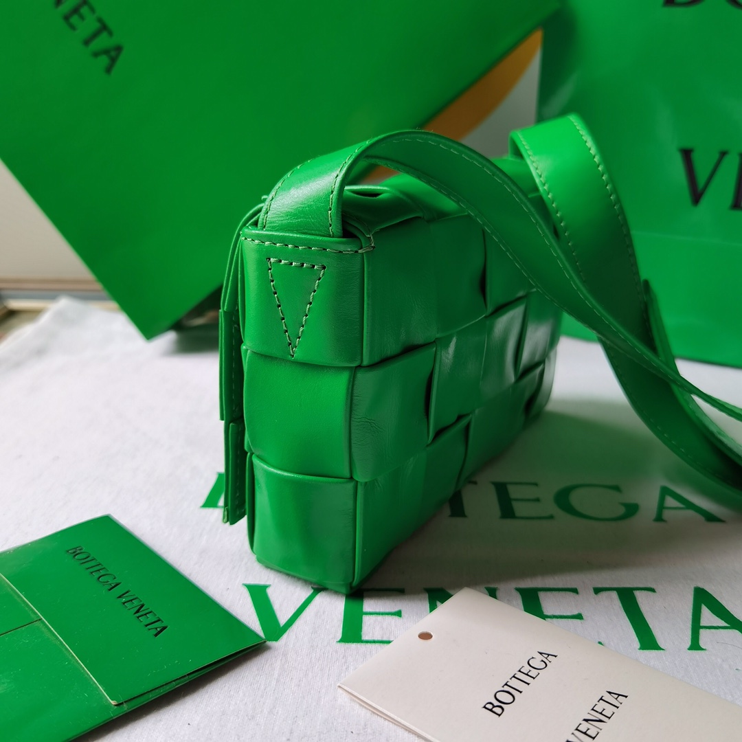 Bo*te*ga ve*ne*ta cassette bag-17.5x10.5x3.5cm