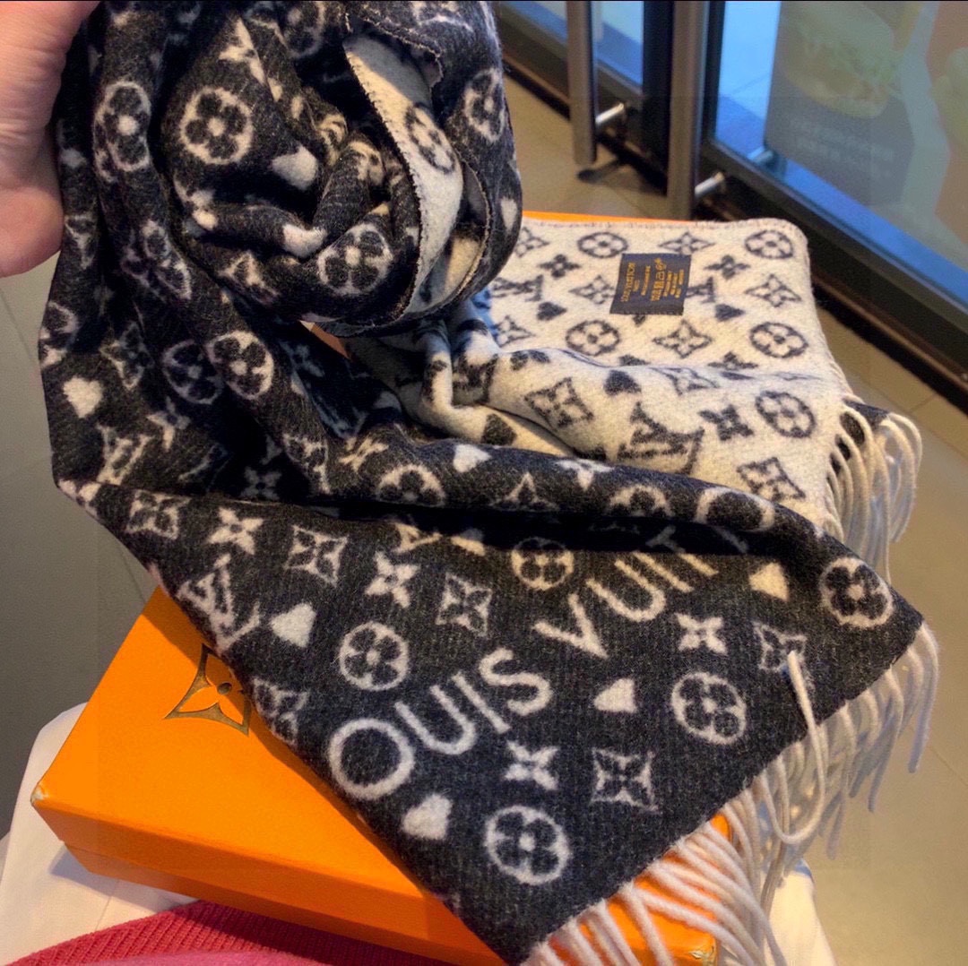 l**is V*t*n scarf-45*190cm