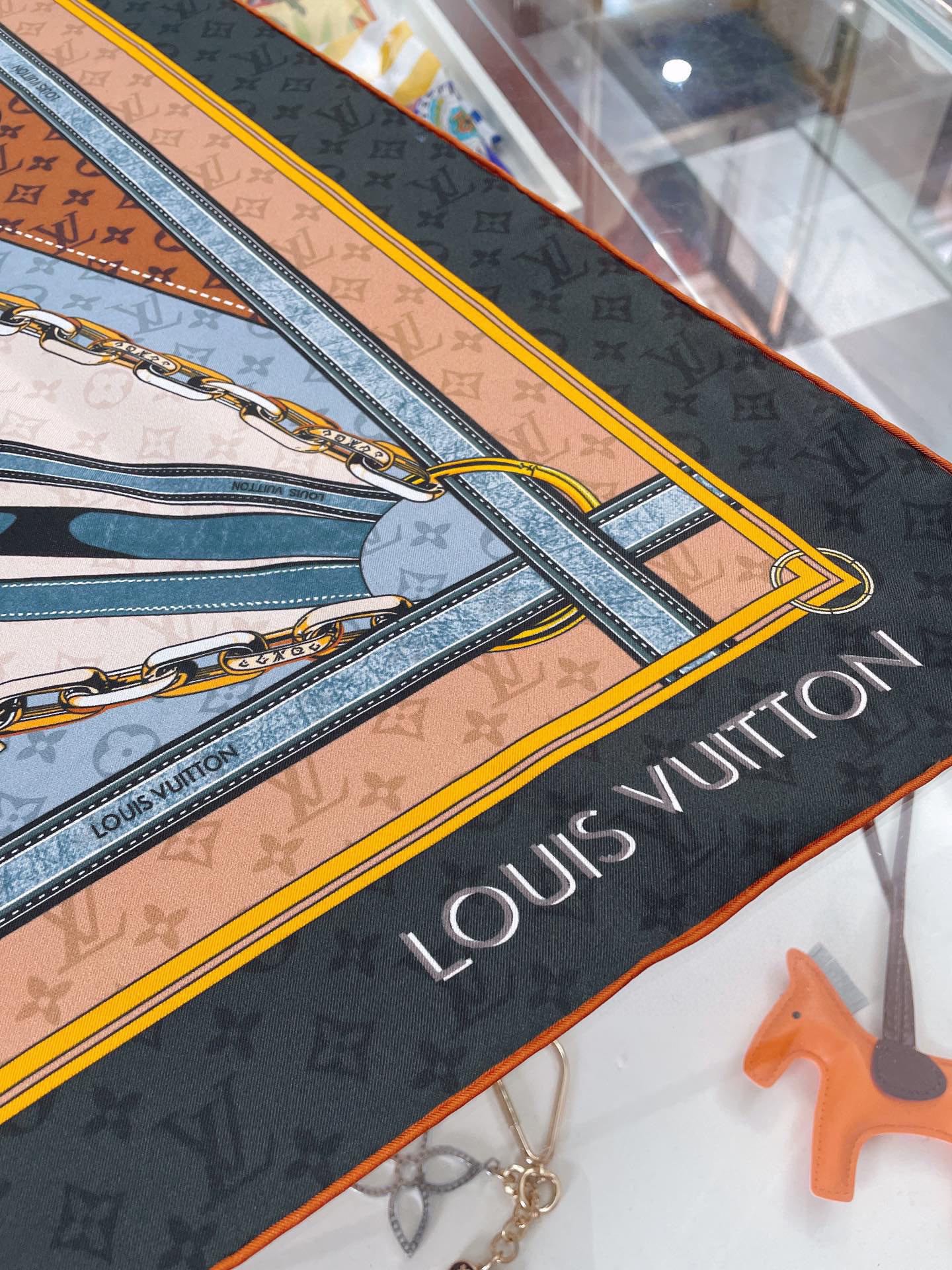 l**is V*t*n silk square scarf-90*90cm