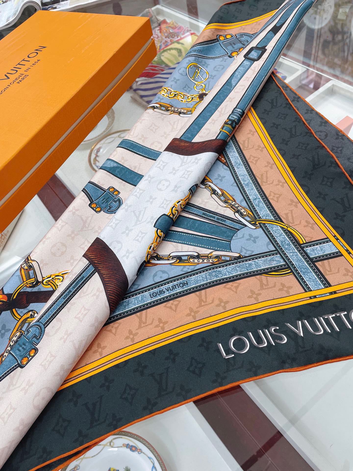l**is V*t*n silk square scarf-90*90cm