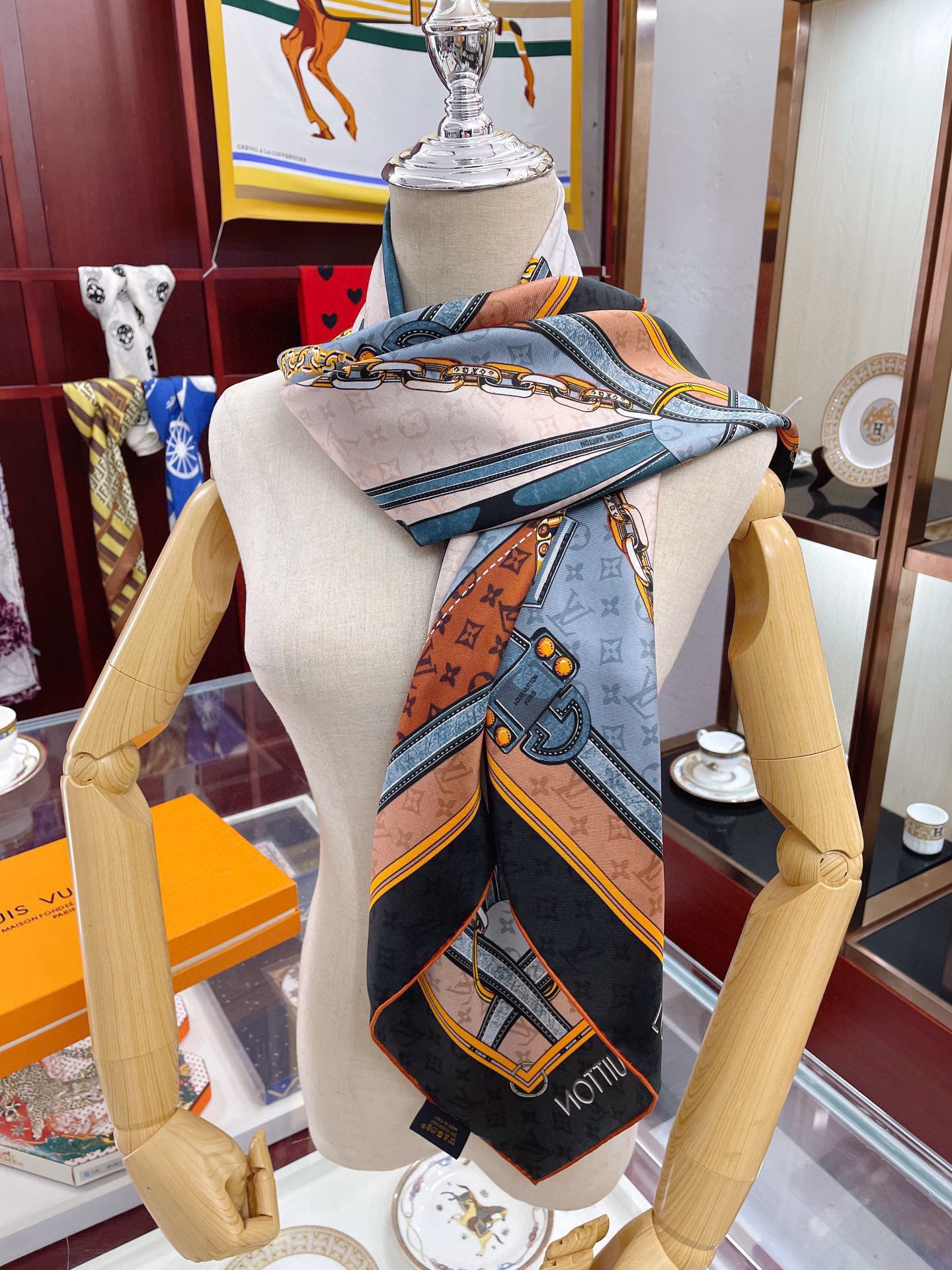 l**is V*t*n silk square scarf-90*90cm